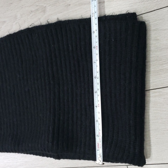 3/$25 warm tube scarf from H&M - Picture 3 of 8